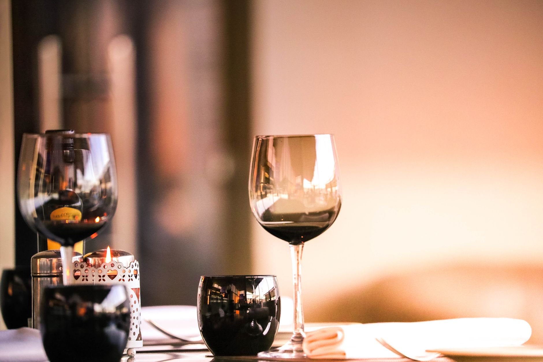 A candlelit steakhouse dining room in Buenos Aires with white tablecloths and an open grill